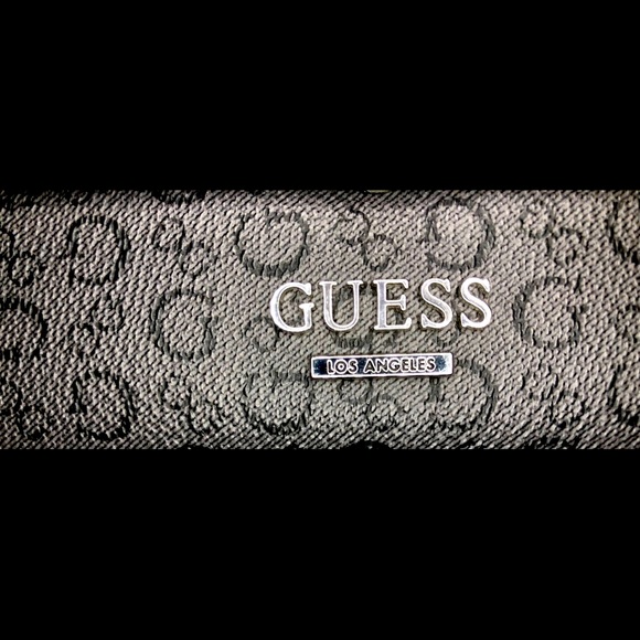 Guess Clutch Wallet - Picture 1 of 13